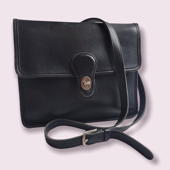 Coach Handbags - Vintage Coach Willis Crossbody